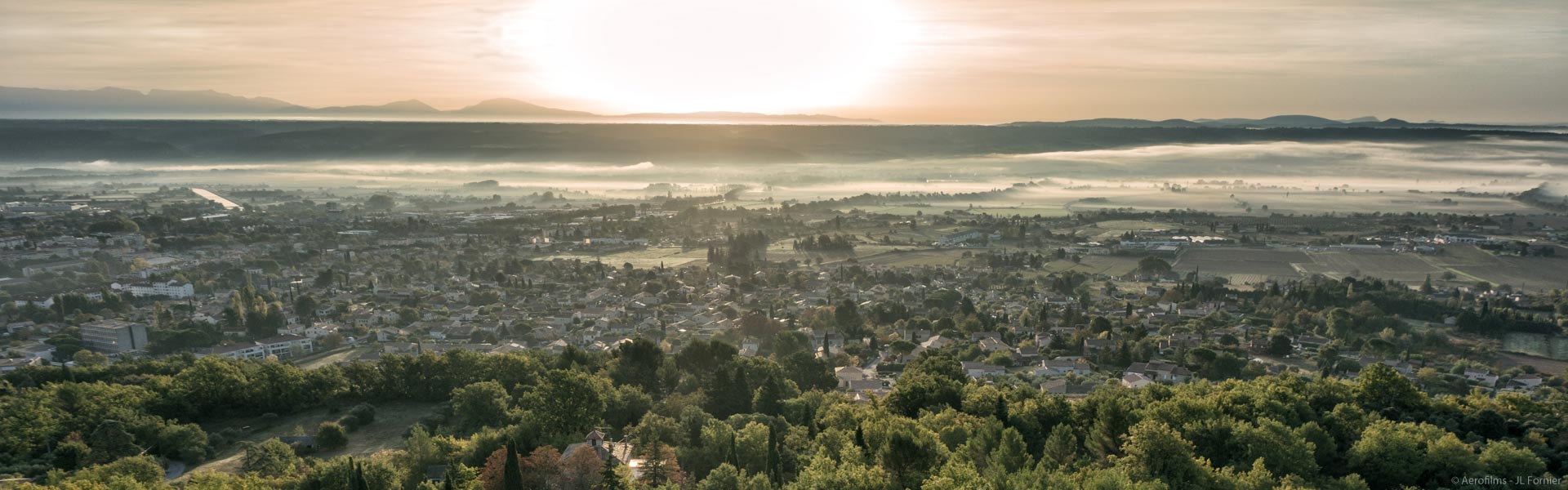 Ville de Manosque au lever du jour avec la brume